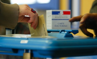 Des personnes votent dans un bureau de vote Lyonnais du 4 e arrondissement, pour les lections cantonales 2011, Lyon, le 20 mars 2011.