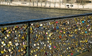 Le pont des Arts fait partie des lieux romantiques prisés par les touristes.
