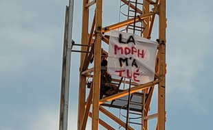 Muriel Lasserre, la mère du petit Yanis, autiste, perchée sur une grue de Colomiers, près de Toulouse le 20 octobre 202.