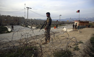 Un soldat de l'armée afghane à Bagram, près de Kaboul.