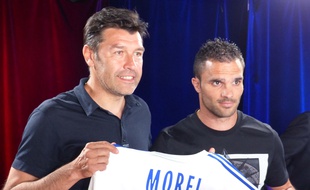 Hubert Fournier et Jérémy Morel lundi après-midi, lors de la présentation de l'ancien défenseur marseillais à Lyon. 20 Minutes