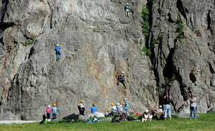 Des personnes s'essaient à la pratique de l'escalade sur le "Rocher des Gaillands", le 3 juin 2015 à Chamonix, marquant le 150è anniversaire de la conquête de nombreux sommets des Alpes