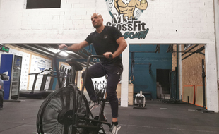 Hugo Le Charpentier et ses trois collègues s'attaquent samedi au record du monde d'Assault AirBike.