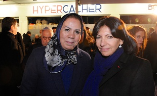 Latifa Ibn Ziaten au côté de la maire de Paris Anne Hidalgo pour une cérémonie devant l'Hyper Cacher attaqué un an plus tôt, le 9 janvier 2016 à Paris.
