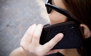 Illustration d'une personne utilisant un smartphone. 26/03/12 Toulouse
