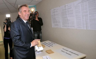 François Bayrou dans son bureau de vote de Pau, le 17 juin 2012, pour le second tour des législatives.