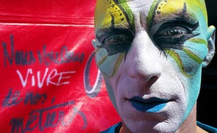 Un artiste maquillé participe à une manifestation en faveur des intermittents du spectacle, le 20 juin 2014, à Marseille
