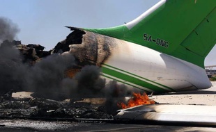 Le 16 juillet 2014, un avion en flammes sur le tarmac de l'aéroport international de Tripoli