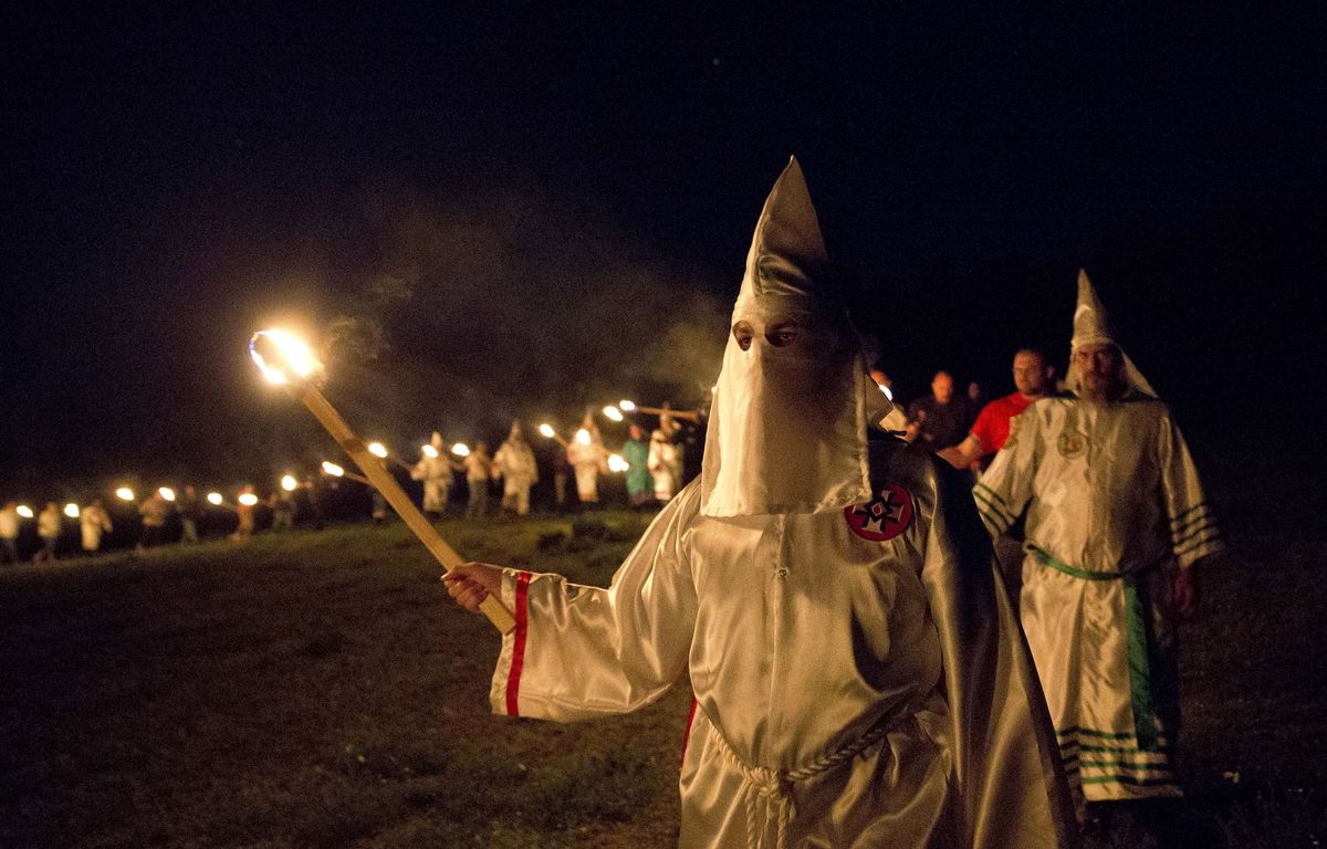 Aube : Ku Klux Klan et « black faces », la soirée de fin d'année d'un club de parachutisme vire à l'abject