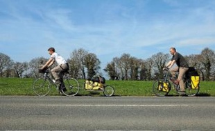 Les journalistes Raphaël Krafft et Alexis Monchovet dans La Campagne à vélo.