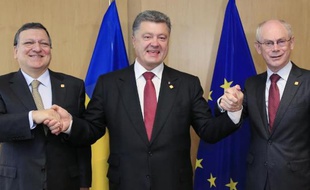 (de g à d) Le président de la Commission européenne José Manuel Barroso, le président ukrainien Petro Porochenko et le président du Conseil européen Herman Van Rompuy le 27 juin 2014 à Bruxelles