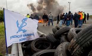 Des employés en grève de My Ferry Link bloquent l'accès au tunnel sous la Manche à Calais le 23 juin 2015
