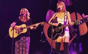 Lisa Kudrow et Taylor Swift au Staples Center de Los Angeles