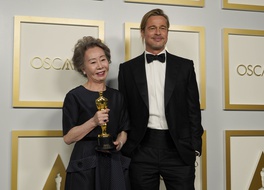 Brad Pitt et Yuh-Jung Youn, le couple improbable des Oscars 2021.