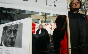 Les magistrats et les fonctionnaires de justice de Lyon ont manifesté le 10 février, devant le palais (3e), soutenus par des avocats et des policiers.