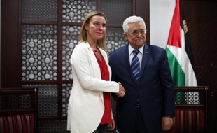 La chef de la diplomatie européenne Federica Mogherini reçu par le président de l'Autorité Palestinienne Mahmoud Abbas à Ramallah, en Cisjordanie, le 8 novembre 2014