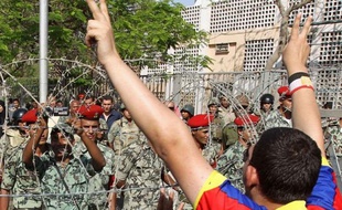 Cinq personnes ont été tuées et 50 blessées après une attaque mercredi contre un rassemblement hostile au pouvoir militaire près du ministère de la Défense au Caire, a-t-on appris de sources médicales et des services de sécurité.