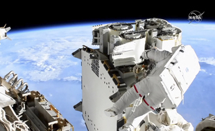 Sur cette image de la Nasa on peut voir Thomas Pesquet lors de sa sortie dans l'espace le 16 juin 2021.