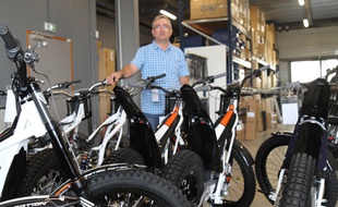 Philippe Aresten, le fondateur de la société Electric Motion, au milieu de ses motos.