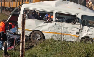 26 personnes ont trouvé la mort et onze autres ont été sérieusement blessées dans un accident de car qui s'est produit en Afrique du Sud, à une centaine de kilomètres à l'est de Prétoria, a-t-on appris de source officielle.