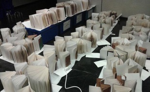 Des dizaines de milliers de livres sèchent grâce à des buvards et des ventilateurs dans des salles au sous-sol de la BNF.