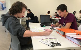 L'espace de co-learning est ouvert non-stop pour les étudiants à Nice.