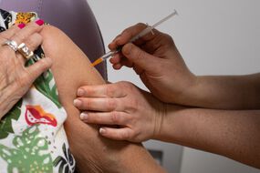 Une femme reçoit un vaccin AstraZeneca (image d'illustration).