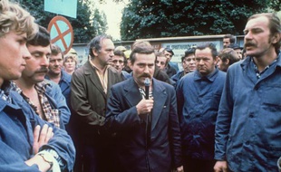 Lech Walesa au milieu de grèvistes le 30 août 1980 à Gdansk