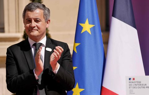 « Favorable » au couvre-feu pour les mineurs, Darmanin soutient les maires