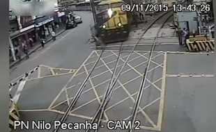 Capture d'écran de la vidéo surveillance d'un passage à niveau à Barra do Pirai (Brésil), où un homme a failli être renversé le 9 novembre 2015.