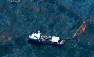 Avec 800.000 litres de pétrole s'échappant chaque jour de la plateforme pétrolière, la catastrophe est en passe de dépasser en ampleur celle de l'Exxon Valdez, la pire de l'Histoire américaine, en 1989.
>> Retrouvez les pires marées noires de l’histoire en photos ici...