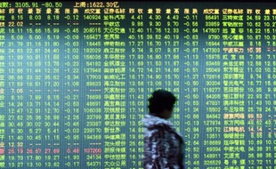 Un investisseur devant un écran montrant les mouvements boursiers à Hangzhou, dans l'est de la Chine le 11 janvier 2016