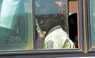Des réfugiés sud-soudanais attendent dans un bus à Amuru, dans le nord de l'Ouganda, le 13 juillet 2016