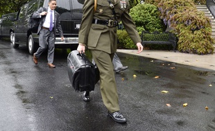 Un officier de l'armée américaine porte le «nuclear football», la mallette contenant les codes de l'arme nucléaire.