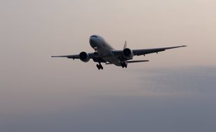 Un avion de la compagnie Emirates s'approche de l'aéroport de Hong Kong (image d'illustration).
