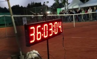 Le match a commencé jeudi et s'est terminé, sans interruption, samedi...