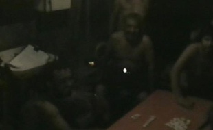 Capture d'écran d'une vidéo montrant trois des 33 mineurs chiliens bloqués dans une mine à Copiapo, près de Santiago, le 27 août 2010.