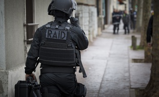 Illustration.Intervention du RAID, Montreuil le 10 avril 2013.