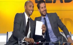 Thierry Henry faisant semblant de signer à QPR le dernier jour du mercato, le 2 février 2015.