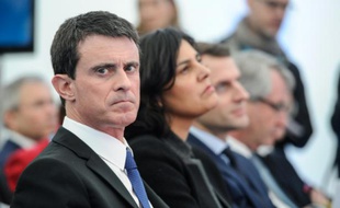 Manuel Valls, Myriam El Khomri et Emmanuel Macron lors d'une visite à l'usine Solvay le 22 février 2016 à Chalampé