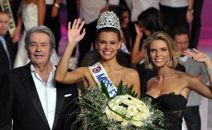 Marine Lorphelin, Miss Bourgogne, une étudiante en médecine de 19 ans, a été couronnée samedi soir Miss France 2013 à Limoges, succédant à Delphine Wespiser.
