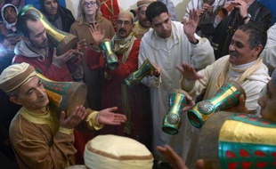 "Nous sommes là pour nous purifier des esprits maléfiques": comme des milliers d'autres Marocains, "Madame Khayat" participe au festival de Sidi Ali, dans l'arrière-pays de Meknès, au Maroc, un rendez-vous insolite où la religion musulmane côtoie croyances populaires et sorcellerie.