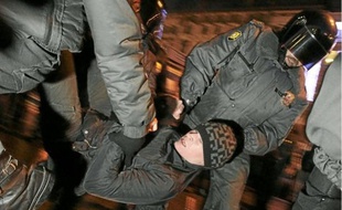 Interpellation d'un opposant au régime avant-hier à Saint-Pétersbourg.