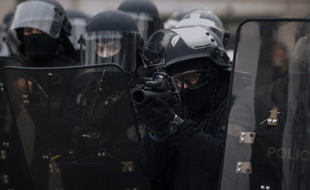 Des forces de l'ordre à Paris, le 12 janvier.
