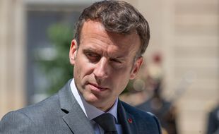 Emmanuel Macron dans la cour de l'Elysée.