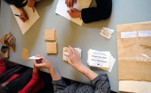 Décompte des voix le 29 mars 2015 dans un bureau de vote de Montauban (Tarn-et-Garonne), lors du deuxième tour des élections départementales