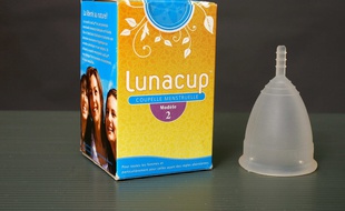 Un amendement examiné par l'Assemblée propose que les coupelles mensuelle (ici luna cup), mais aussi tampons et serviettes hygiéniques soient taxées à hauteur de 5,5% contre 20% actuellement.