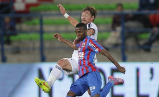 Thomas Lemar, à la lutte avec Mostefa, lors de Caen-Lorient, joué le 28 octobre 2014.