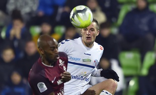 Le Strasbourgeois Dimitri Liénard face au Messin Jonathan Rivierez fin décembre 2017 au stade Saint-Symphorien.