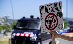 Un manifestant lors du Bilderberg de Sitges en Espagne, en 2010.